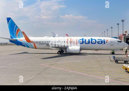 Dubai Flugzeug auf dem Flughafen Plattform Fliegen. Von der Seite. Tiflis, Georgien, 2019-04-10 Stockfoto