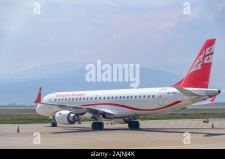 Georgian Airlines Flugzeug auf dem Flughafen auf dem Hintergrund der Berge. Georgien, Tiflis, 2019-04-10 Stockfoto