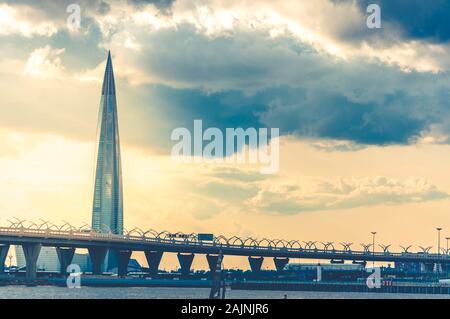 Lakhta Zentrum Wolkenkratzer in Sankt Petersburg, Russland und Autobahn Brücke über Fluss Newa gegen abend wolken Stockfoto