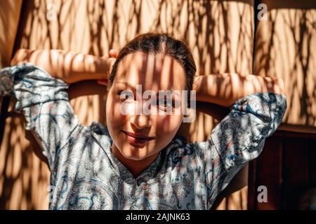 Junge Frau zur Festlegung und Entspannung in einer Pergola auf Urlaub. Stockfoto