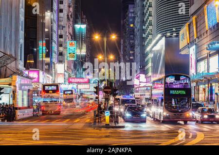 Kowloon, Hong Kong - 11. Dezember 2016: Busse und Autos auf der Nathan Road am Abend Zeit. Stockfoto