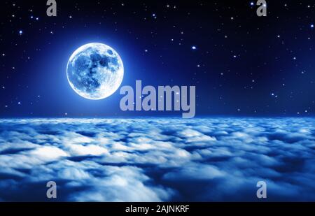 Hellen Vollmond in einer sternenklaren Nacht Himmel über verträumte Wolken mit weichen, sanftes Licht Stockfoto