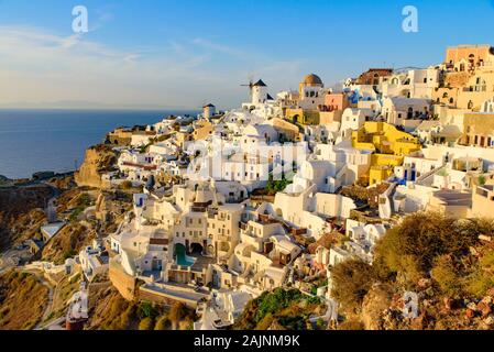 Das Dorf Oia im Abendlicht, Santorini, Griechenland Stockfoto