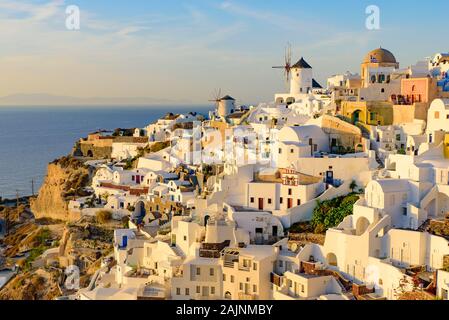 Das Dorf Oia im Abendlicht, Santorini, Griechenland Stockfoto