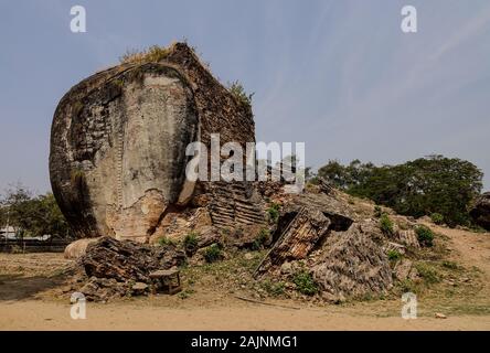 Der Elefant guardian Statue vor mingun Pahtodawgyi Pagode in Mandalay, Myanmar ruiniert. Stockfoto