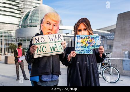 Januar 4, 2020 San Jose/CA/USA - Demonstranten Tragen von Donald Trump und Melania Trump Masken und Holding Anti-kriegs-Zeichen bei der Kundgebung vor o gehalten Stockfoto