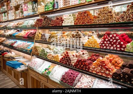 Türkische Süßigkeiten in den Ägyptischen Basar. Istanbul. Eine Menge Süßigkeiten auf den Zähler der speichern. Stockfoto