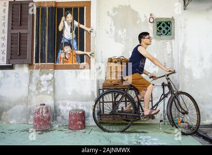 George Town, Malaysia - Dec 4, 2014. Street Art in Georgetown, Penang, Malaysia. Die Street Art in George Town erzählt die Geschichte von Penang, die beide ihre Hi Stockfoto