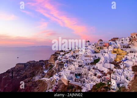 Das Dorf Oia im Abendlicht, Santorini, Griechenland Stockfoto