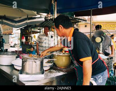 George Town, Malaysia - 24.August 2014. Street Food Restaurant Küche in Georgetown, Penang, Malaysia. Georgetown ist berühmt für seine Street Food Kultur Stockfoto