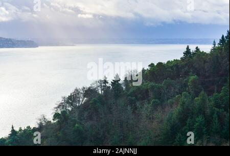 Sun Licht bricht durch die Wolken über dem Puget Sound Stockfoto
