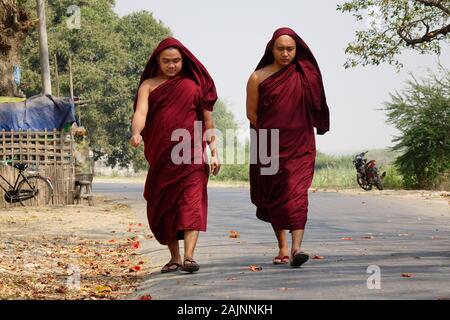 Yangon, Myanmar - Feb 21, 2016. Buddhistische Mönche Wandern auf ländlichen Straßen in Yangon, Myanmar. Yangon ist die ehemalige Hauptstadt von Myanmar. Stockfoto