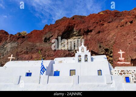 Eine Griechisch-orthodoxe Kirche in der Nähe von Red Beach in Santorini, Griechenland Stockfoto