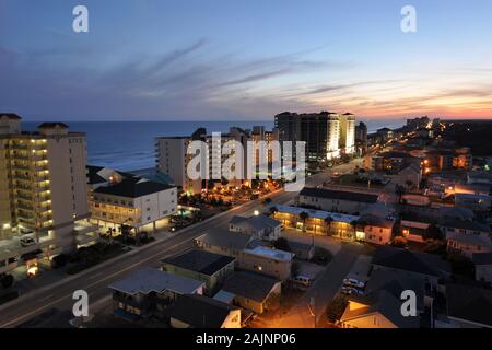 Strandimmobilien, Gebäude und Stadtlichter an der Küste von Myrtle Beach, South Carolina Stockfoto