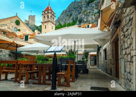 Fantastisch schmal gemütliche Street Cafe und Restaurant in Omis Altstadt Stadtzentrum, Dalmatien, Kroatien, Europa. Beliebte Reise- und Urlaubsziel. Stockfoto