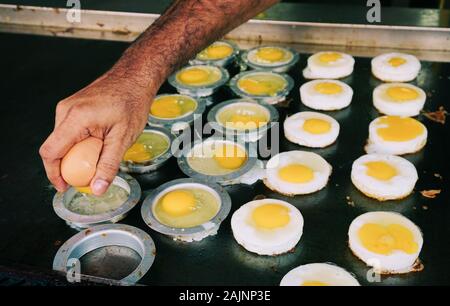 Ei Kuchen auf Street Restaurant in Malakka, Malaysia. Stockfoto