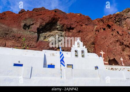 Eine Griechisch-orthodoxe Kirche in der Nähe von Red Beach in Santorini, Griechenland Stockfoto