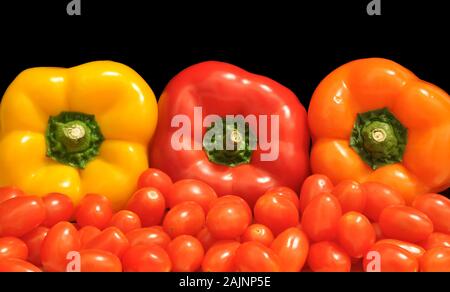 Paprika und Tomaten an einem gemüsemarkt Stockfoto