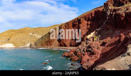 Red Beach, einem vulkanischen Sandstrand auf Santorini, Griechenland Stockfoto