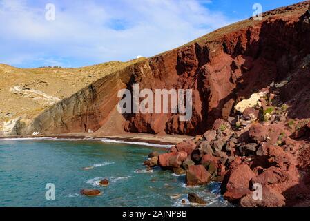 Red Beach, einem vulkanischen Sandstrand auf Santorini, Griechenland Stockfoto