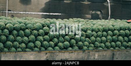 Verkauf von Wassermelone auf dem Holzboot bei Cai Rang Floating Market in Can Tho, Vietnam. Stockfoto