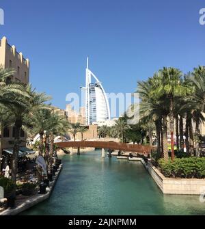 Dubai, VAE - Dec 9, 2018. Blick auf das Burj Al Arab Hotel von Madinat Jumeirah. Madinat ist ein luxuriöses Resort mit Hotels und Souk mit einer Fläche Stockfoto