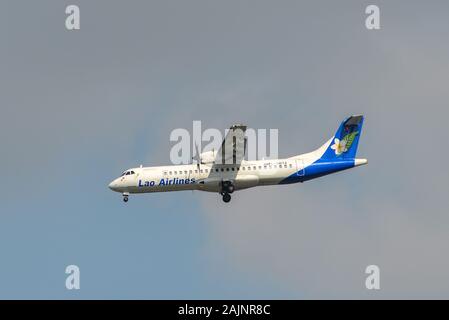 Bangkok, Thailand - 21.April 2018. RDPL -34174 Lao Airlines ATR 72-500 Landung am Suvarnabhumi Airport (BKK). BKK ist einer der grössten Flughäfen in Sout Stockfoto