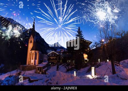 Heiligenblut am Großglockner mit Feuerwerk feiern. Silvester in Heiligenblut, Österreich. Stockfoto