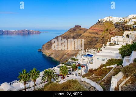 Traditionelles weißes Gebäude mit Blick auf die Ägäis in Fira, Santorini, Griechenland Stockfoto