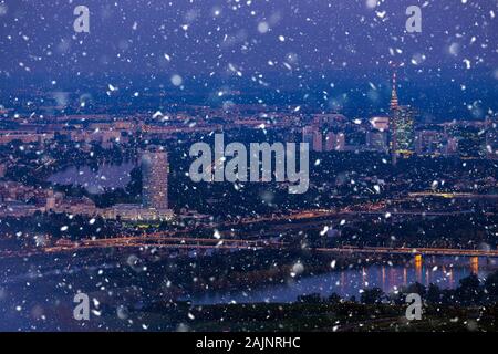 Schnee in Wien. Stadt aus Kahlenberg bei Nacht gesehen. Stockfoto