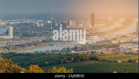 Schönen Herbst am Kahlenberg. Blick auf Wien bei Sonnenuntergang. Stockfoto