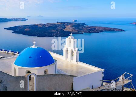 Drei Glocken von Fira, ein griechisch-katholischen Kirche in Fira, Santorini, Griechenland Stockfoto