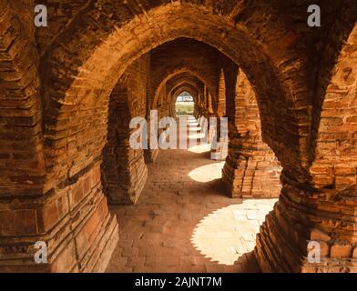 Die Bogengänge im Inneren des alten Rasmancha-Tempels, der von den Malla-Königen in Bishnupur in Westbengalen im 17. Jahrhundert erbaut wurde. Stockfoto