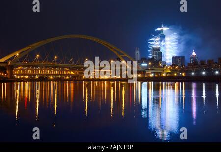 Reflexionen von Silvester Feuerwerk und die Skyline der Stadt in Taipei, Taiwan Stockfoto