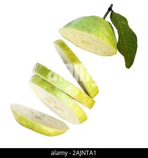 Knusprige pearl Guajava-frucht Schichten fallen, isoliert auf weißem Hintergrund Stockfoto