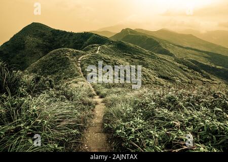 Storybook Landschaft einen Fußweg durch Rolling Hills auf der Valley Trail Taoyuan in Taiwan Stockfoto