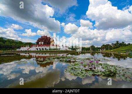 Teich Spiegelbild der Sommer Wolken und der Pavillon im Royal Park Rajapruek in Chiang Mai, Thailand Stockfoto