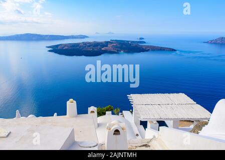 Weiße Gebäude und Hotels mit Panoramablick auf die Ägäis in Fira, Santorini, Griechenland Stockfoto