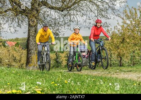 Genießen Sie Frühling Natur während einer Radtour mit der Familie Stockfoto