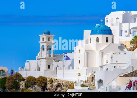 Eine blaue gewölbte Kirche mit Glockenturm in Imerovigli, Santorini, Griechenland Stockfoto