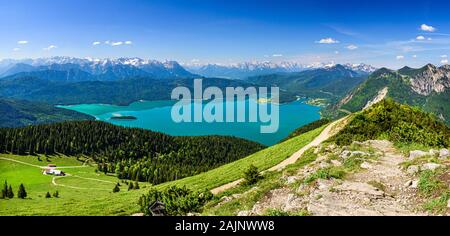 Blick auf den Walchensee an der Bayerischen Grenze der Alpen Stockfoto