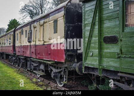 Alten Bahnhof carrages auf einer stillgelegten Bahntrasse Stockfoto