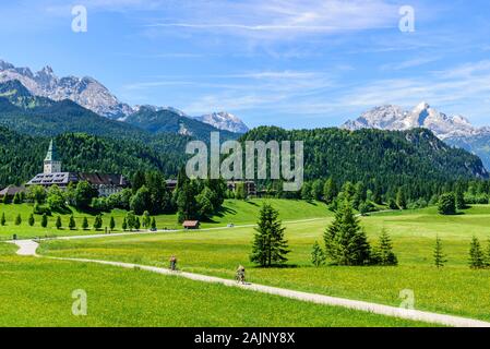 Radfahrer im Frühsommer in den Bayerischen Alpen in der Nähe von Schloss Elmau Stockfoto