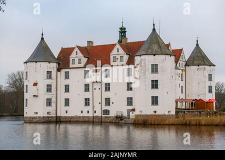 Schloss Glücksburg von der Seite durch das Wasser und schlechtes Wetter Stockfoto