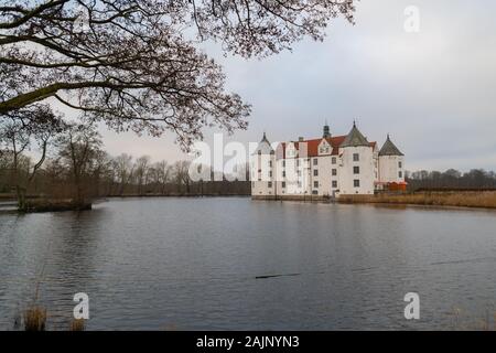 Schloss Glücksburg von der Seite durch das Wasser und schlechtes Wetter Stockfoto