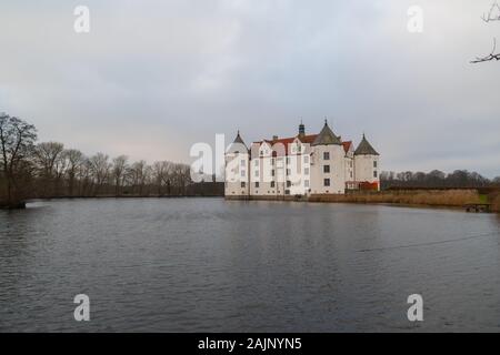 Schloss Glücksburg von der Seite durch das Wasser und schlechtes Wetter Stockfoto