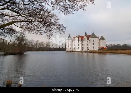 Schloss Glücksburg von der Seite durch das Wasser und schlechtes Wetter Stockfoto