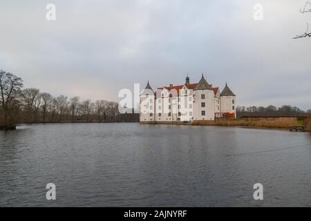 Schloss Glücksburg von der Seite durch das Wasser und schlechtes Wetter Stockfoto