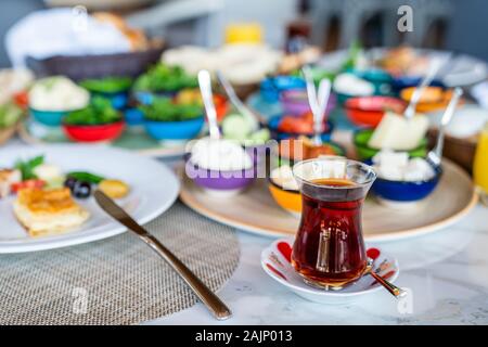 Eine köstliche und verschiedenen mediterranen Frühstück mit schwarzem Tee. Stockfoto