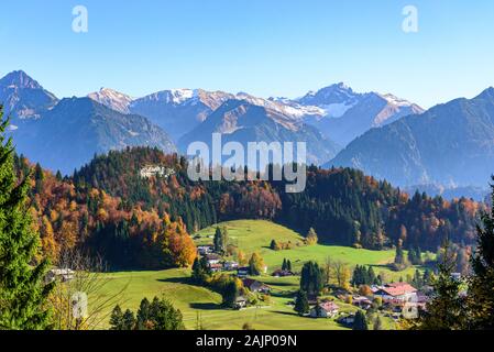 Warme Farben an einem sonnigen Nachmittag in falltime in den Allgäuer Alpen Stockfoto